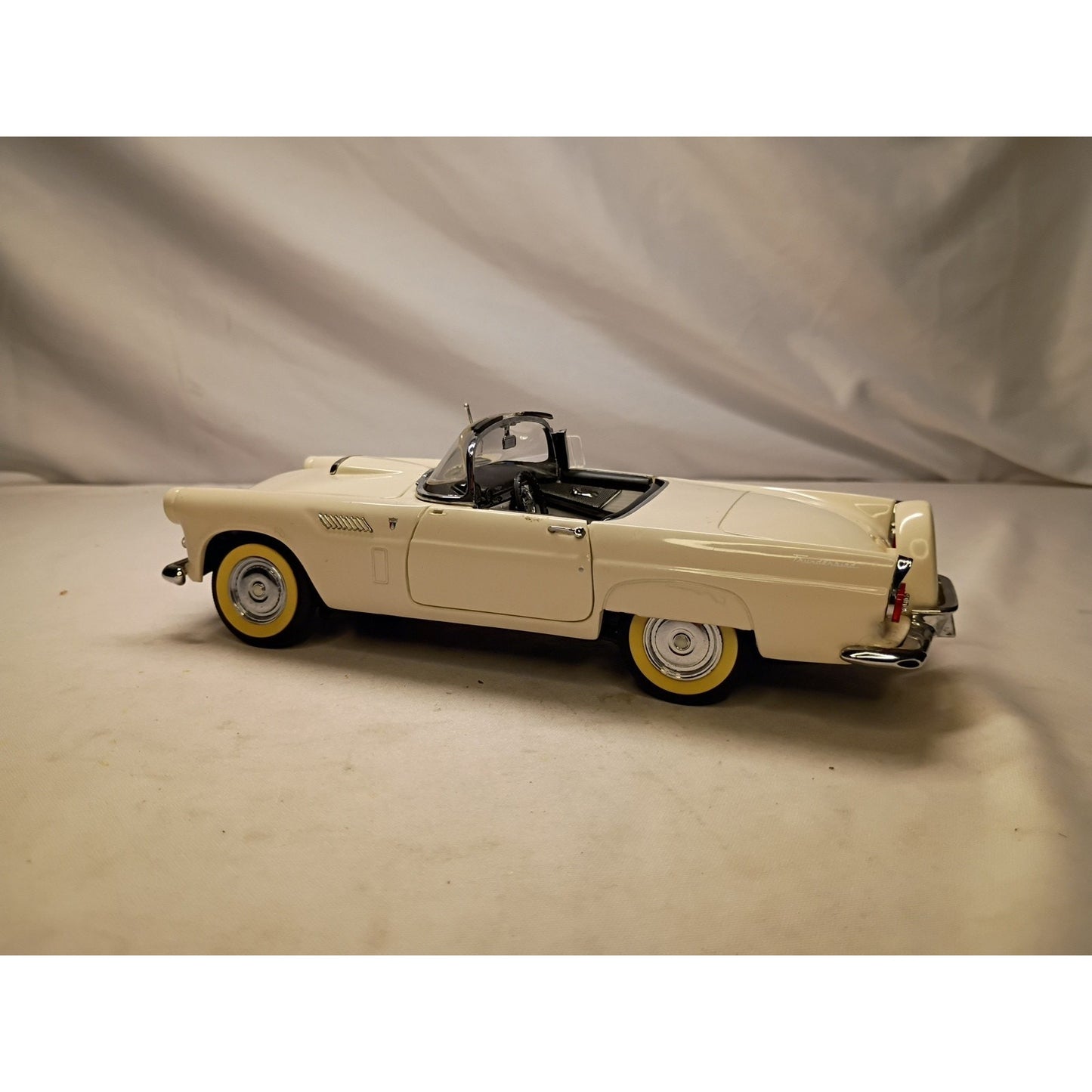 1956 Ford Thunderbird Convertible Colonial 1/24 Diecast Scale