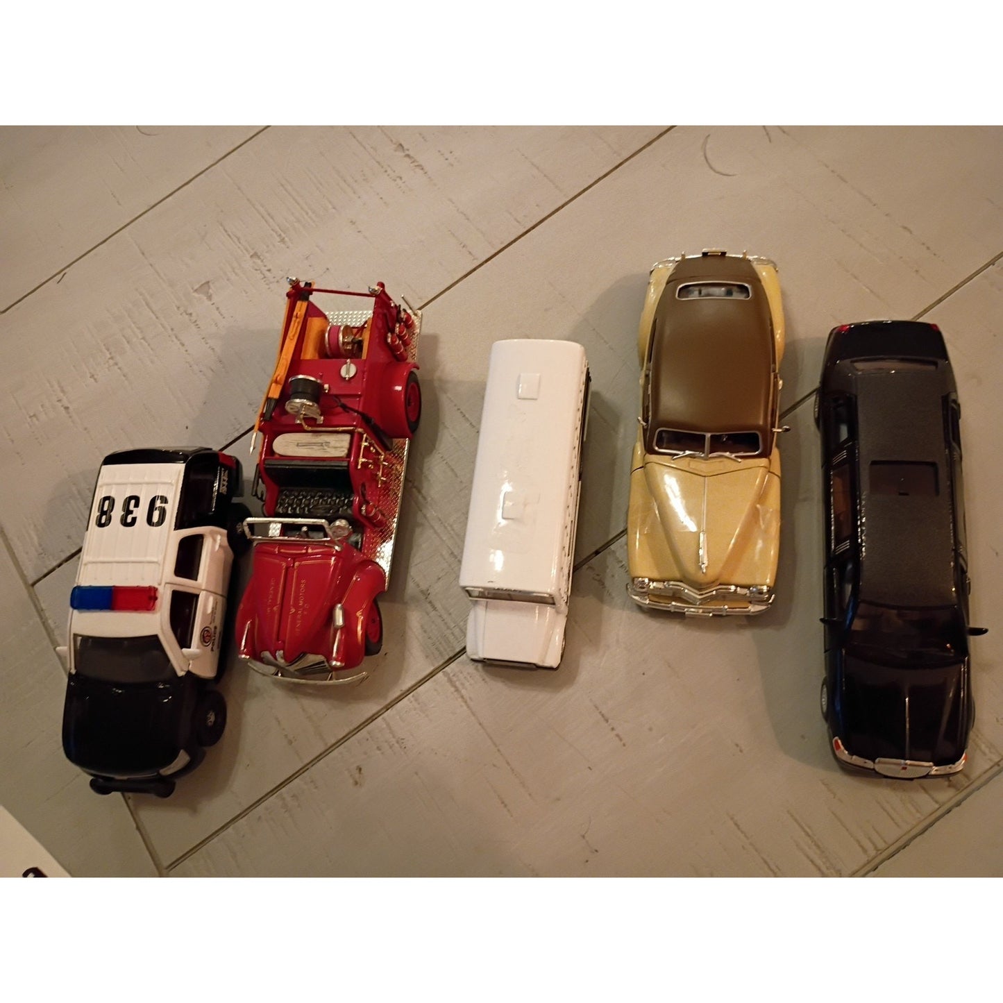 Tomahawk Diecast 5 Pk Police, Sheriff, Fire, Fleetline And Limo